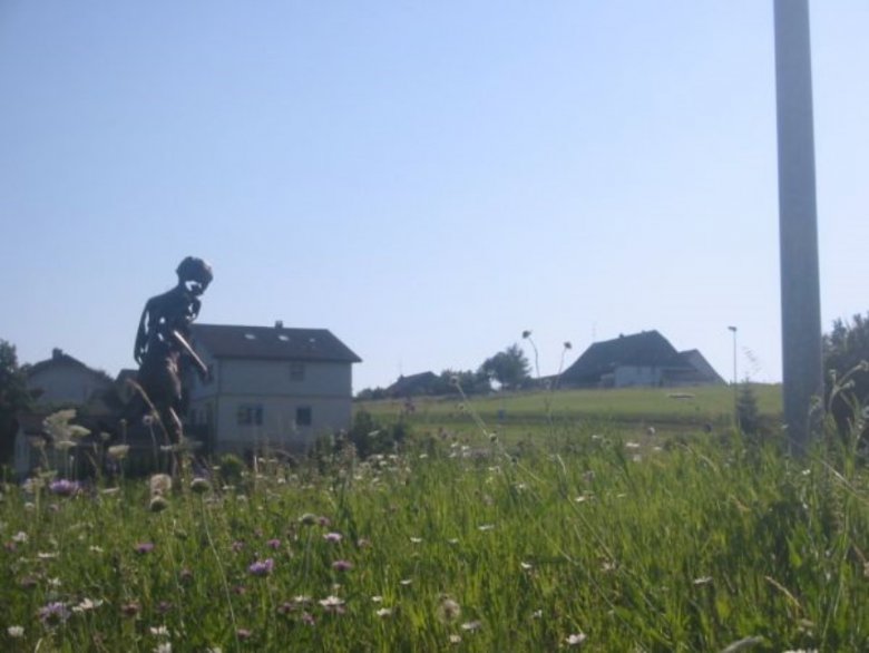 Rond-point à l'entrée de Billens-Hennens_Sculpture de M. Sugnaux_Le coureur